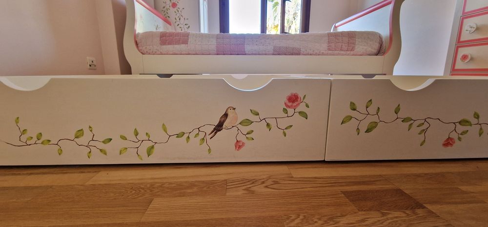 Cama e mesa de cabeceira em madeira maciça  com pintura manual.