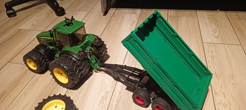 Traktor z przyczepą oraz dodatkowymi kołami  zabawka john deer