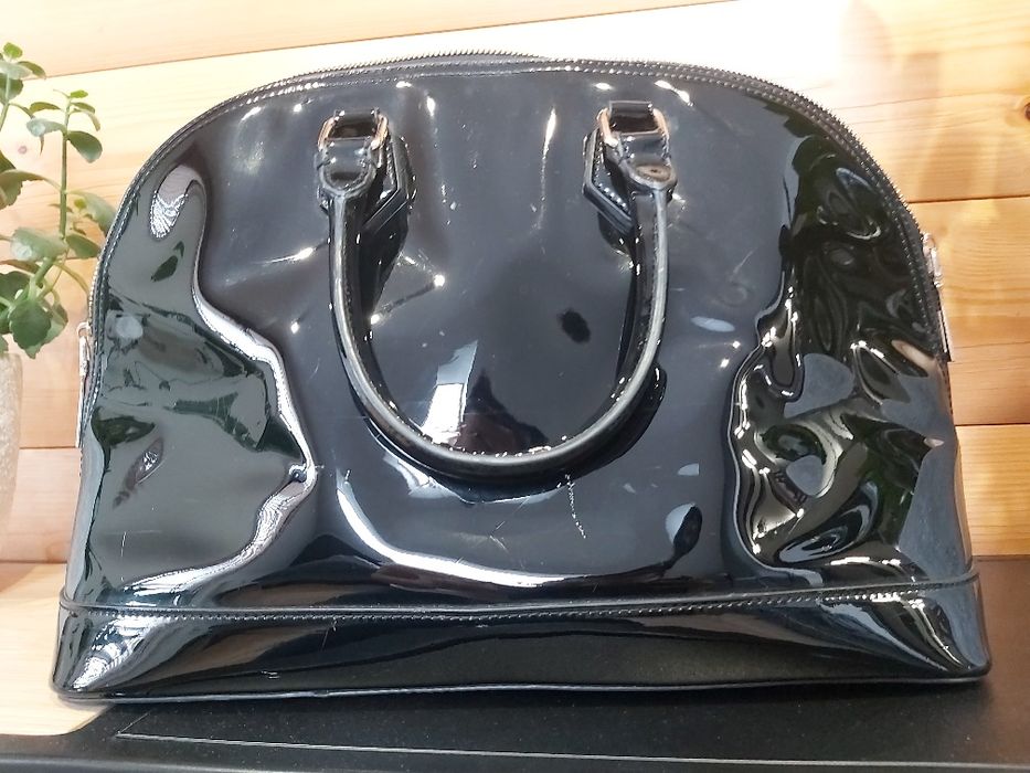 Sprzedam torebkę czarną lakierowaną
