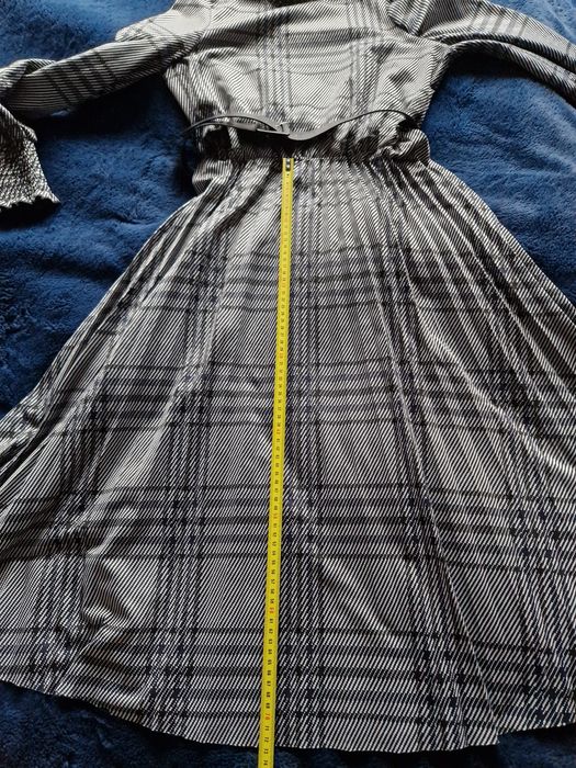 Dzianinowa sukienka midi z plisami i bufiastymi rękawami M