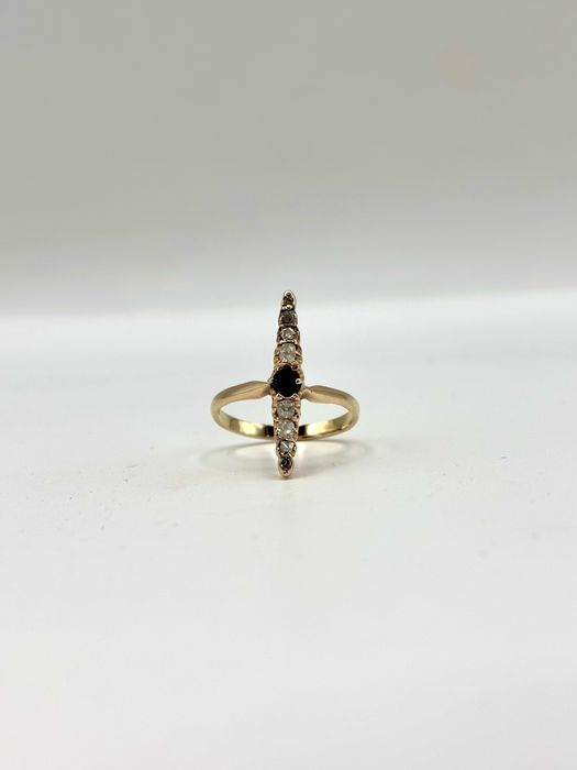 Złoty pierścionek z szafirem i diamentami