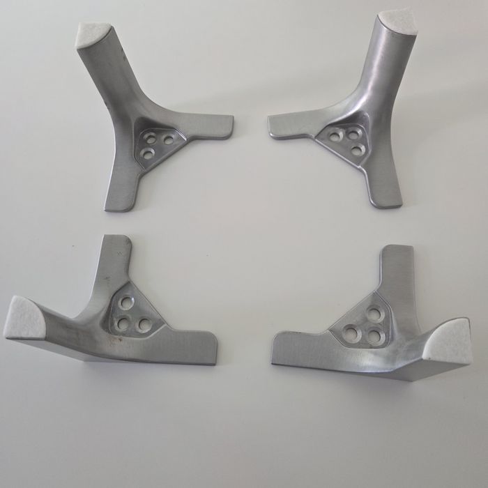 4 Pes de metal para móvel / aparador. Elegantes Ikea