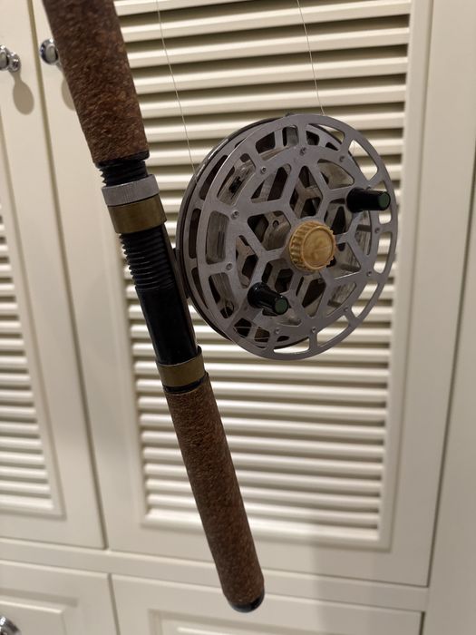 Dwie stare wędki w tym wędka bambusowa długa 2 kołowrotki PRL spławiki