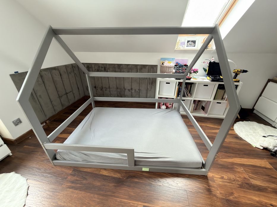 Łóżko domek dziecięce 130x180 – solidne, komplet z materacem