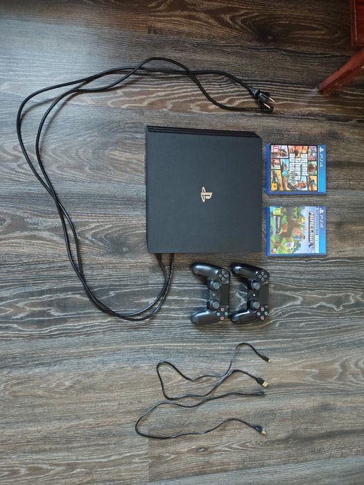 PlayStation 4 pro  б/у  на 1 тб у хорошому стані з двома дисками GTA 5 та Minecraft