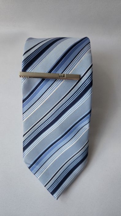 Klasyczna elegancja w nowoczesnym wydaniu - krawat w paski ze spinką