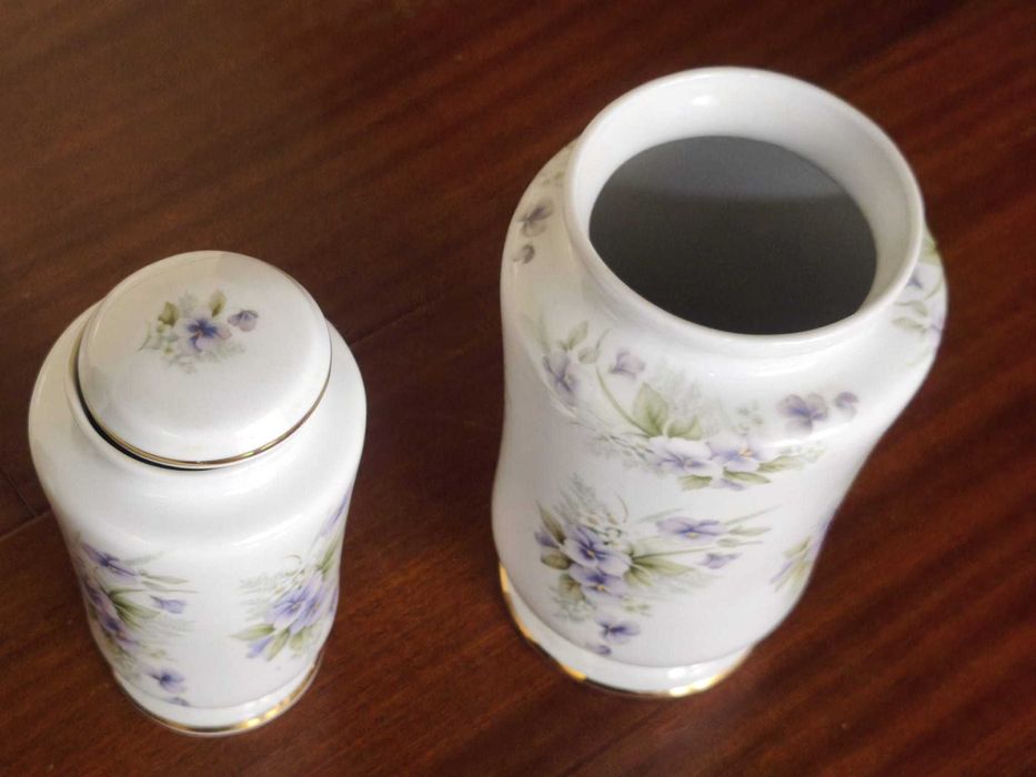 Potes ou jarras em porcelana