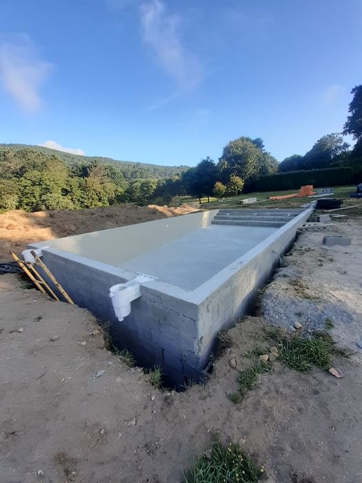 Fazemos construção de piscinas e limpeza