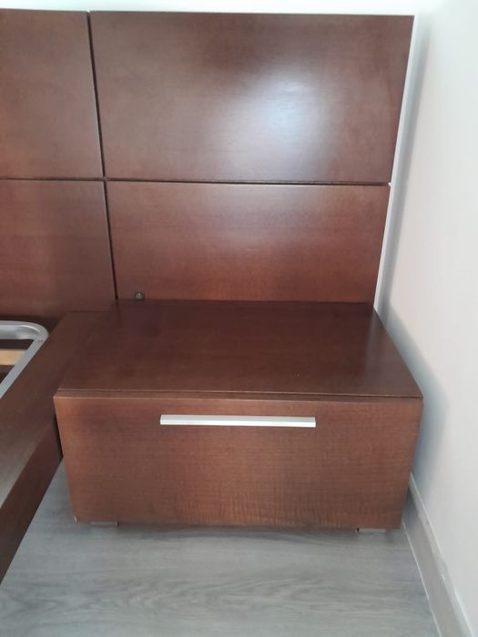 Cama de casal com duas mesas de Cabeceira