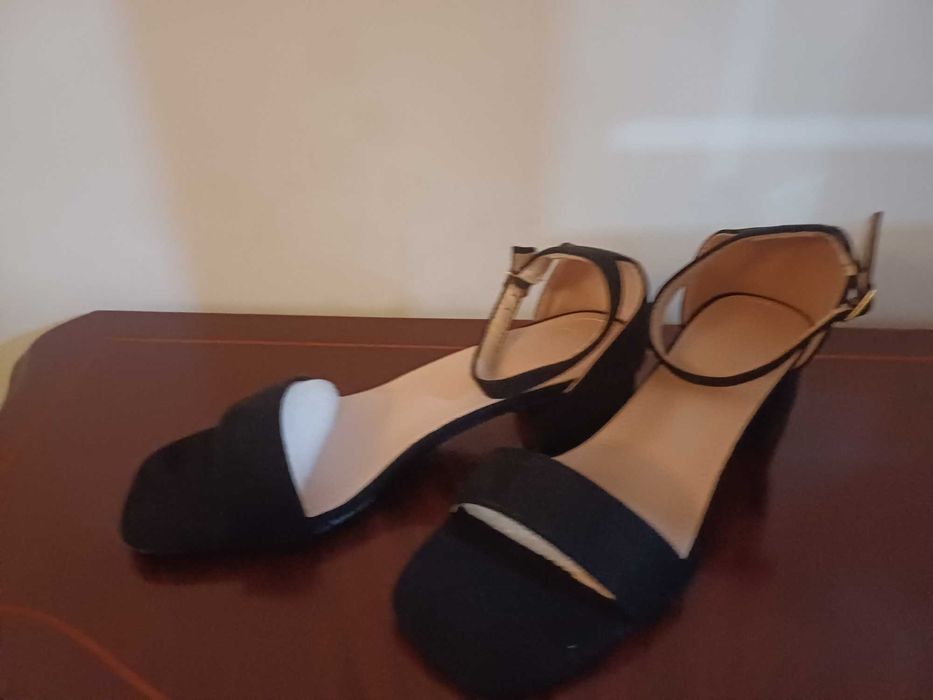 Sandálias pretas com tacão