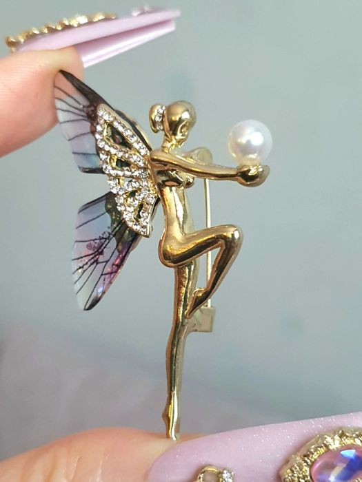 Broche / pregadeira fada dourada azul e roxo, asas acrílico e cristais