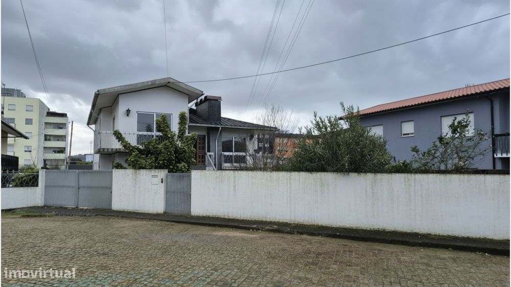 Moradia V3 com jardim, garagem e terraço na Trofa