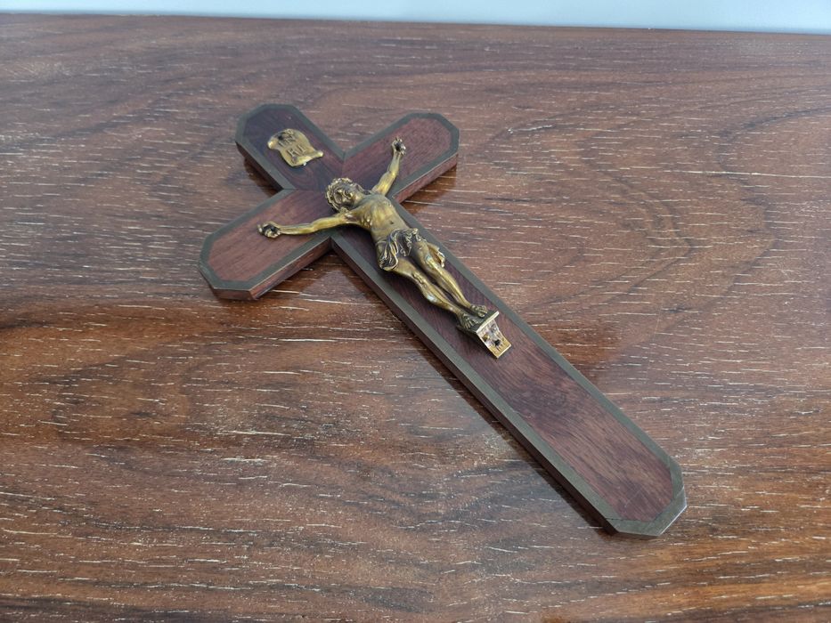 Crucifixo em madeira e latão