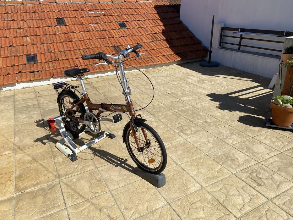 Bicicleta para estrada e apartamento com a respetiva base