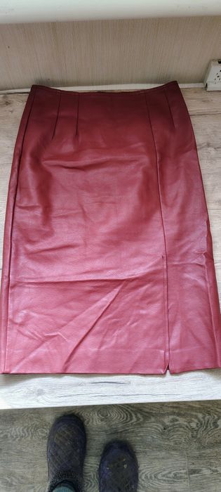 Стильні спідниці середньої довжини з еко шкіри