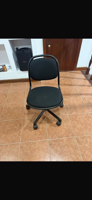 Secretaria com cadeira em muito bom estado