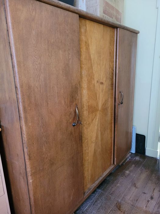 Drewniana szafa 3drzwiowa.