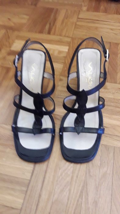 Sandálias pretas em pele