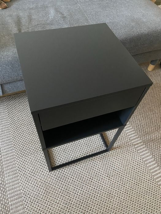 Czarny stolik nocny VIKHAMMER Ikea