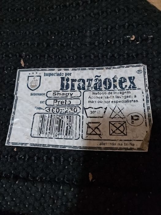 Carpete preta como nova