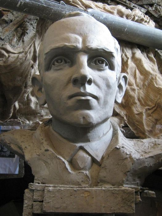 Степана Бандери бюст, висота 80 см., авторська робота, продаю