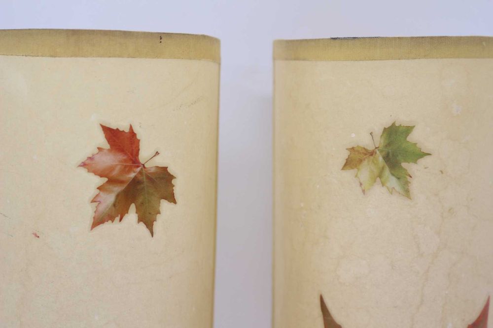 Par de Antigos Abajures em Meia Lua Desenho Folhas Secas