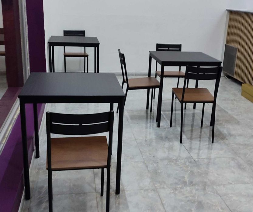 5 mesas e 17 cadeiras