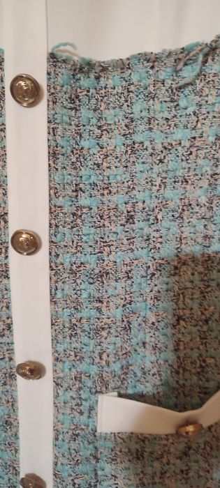 Sukienka Chanelka efektowna i elegancka.