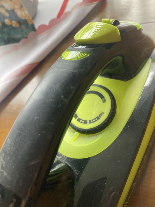 Żelazko parowe ze stopą ceramiczną model MZE-04