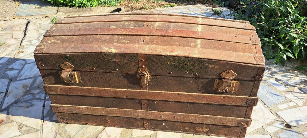 Vários móveis antigos