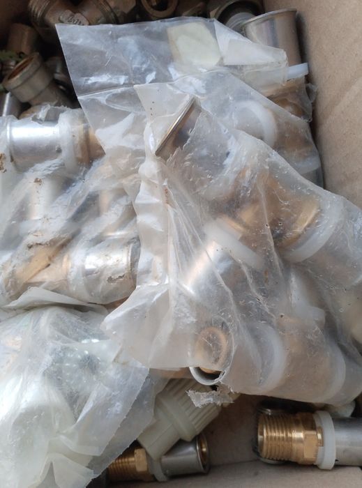 Продам крани з'єднання для труб.