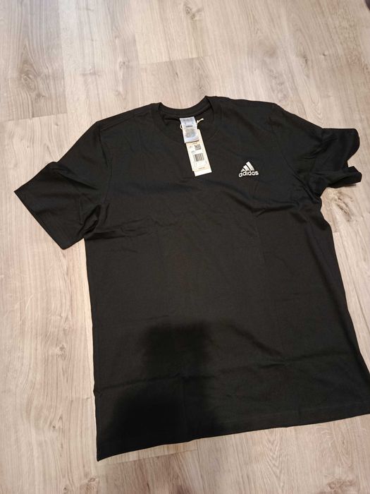 Czarny t-shirt marki adidas