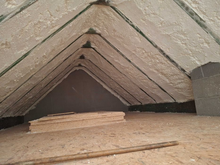 Ocieplanie pianą Poliuretanową Piana Pur poddasza strychy hale magazyn