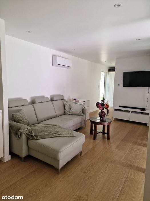Dom nad dzikim jeziorem – 35 m² ciszy, lasu i szybkiego
internetu