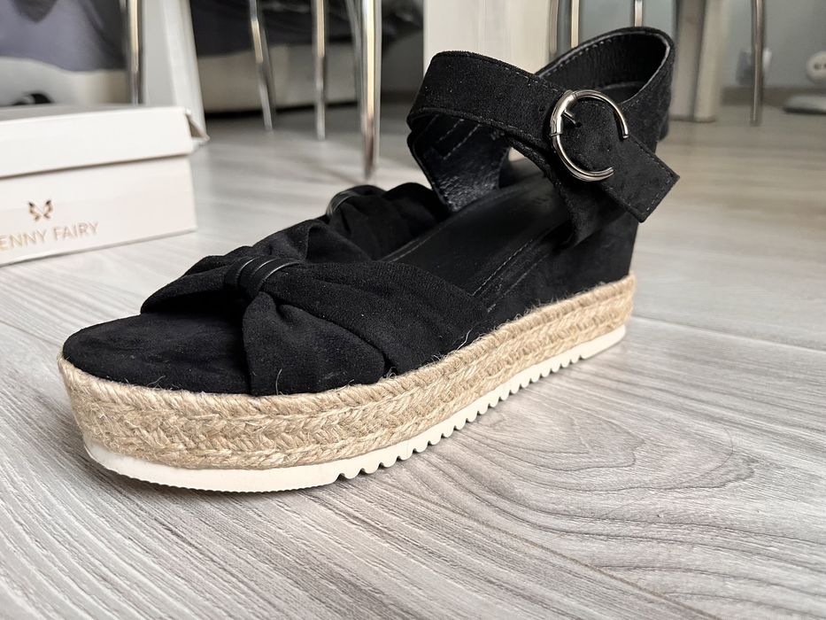 Czarne Sandałki na koturnie Jenny Fairy