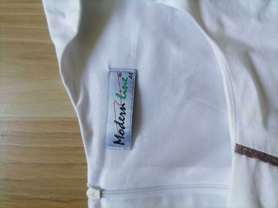 Biała sukienka w kwiaty 44