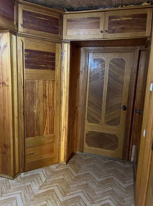 Продам двокімнатну квартиру .