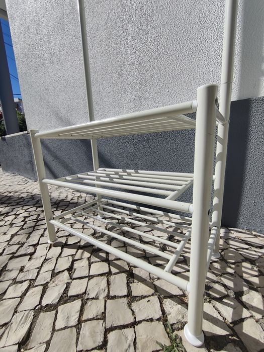 Cabide e prateleiras