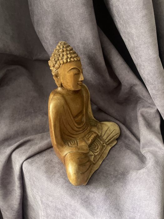 Деревяна статуєтка будди