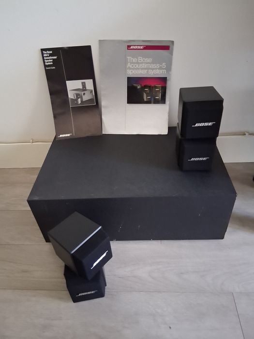 Colunas BOSE c/SUBWOOFER.  Com instruções e com  caracteristicas  em bom estado de conservação e funcionamento.