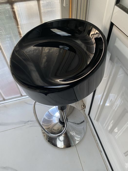 3/ Bancos alto de bar cor preto