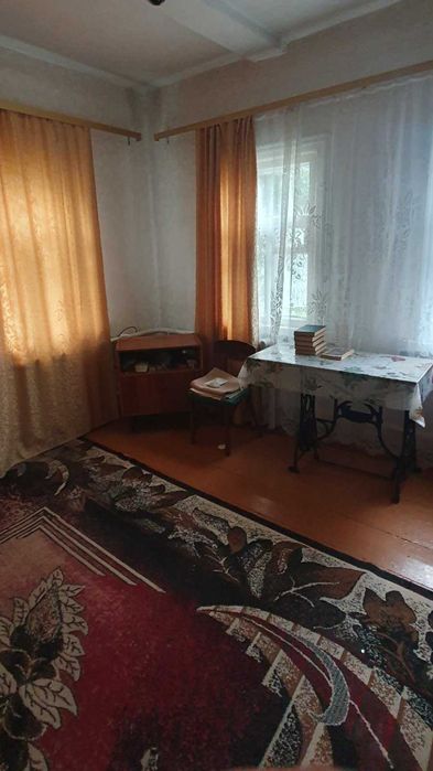 Продам будинок в центрі міста.