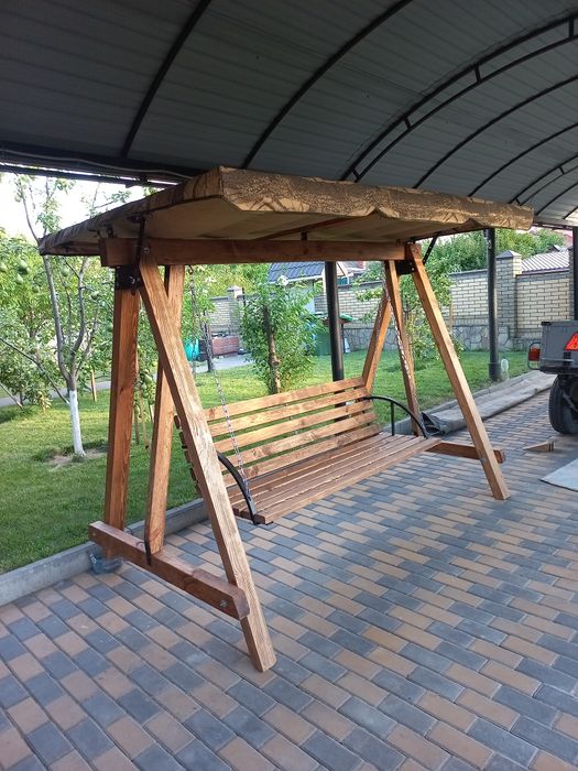 Продається дерев'яна гойдалка.