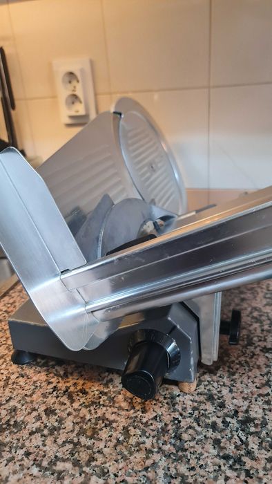 Máquina de cortar queijo e fiambre – 120 €