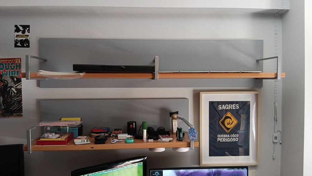 Cama e roupeiro de solteiro