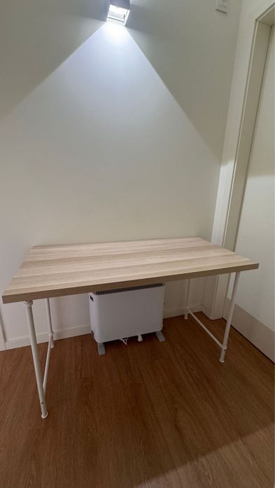 Secretaria ikea de tampo de madeira