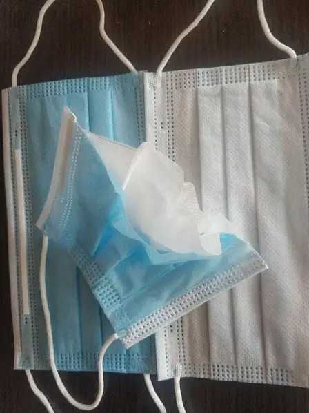 Пачка медицинских масок трёхслойных с фиксатором