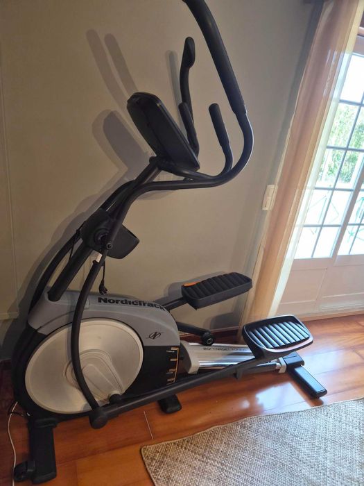 Elíptica NordicTrack E7.1 iFit – Power Ramp 20° – Excelente Estado