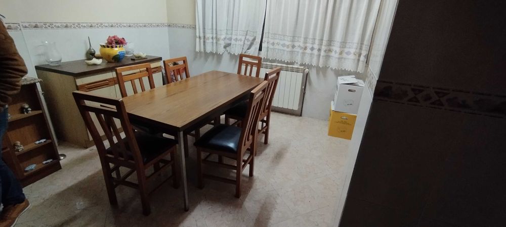 Mesa usada com 6 cadeiras incluídas