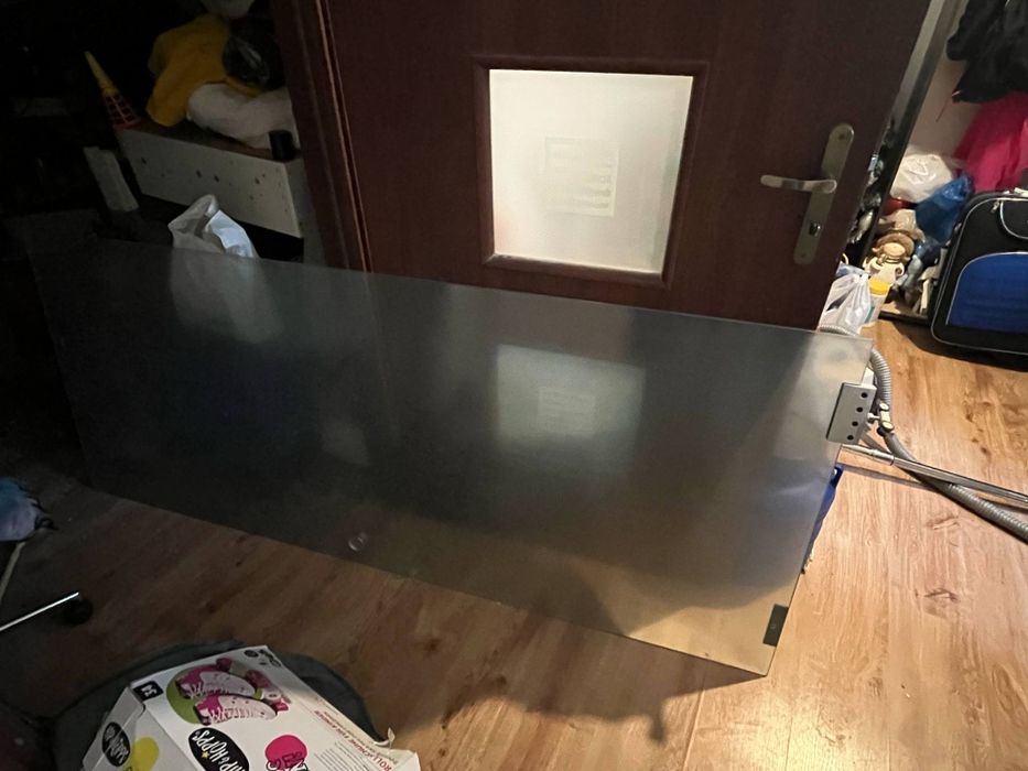 Szklane mleczne drzwi na szynach